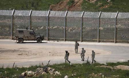 Binh sỹ Israel tuần tra gần hàng rào biên giới Israel-Syria.